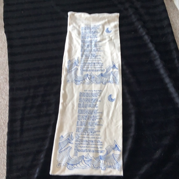 STORIARTS Dr. MAYA ANGELOU’s Still I Rise infinity scarf ivory white with blue - Picture 4 of 6